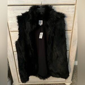 GAP Women's Black Faux Fur Vest. Size Large. NWT. Hook & Eye Closure.